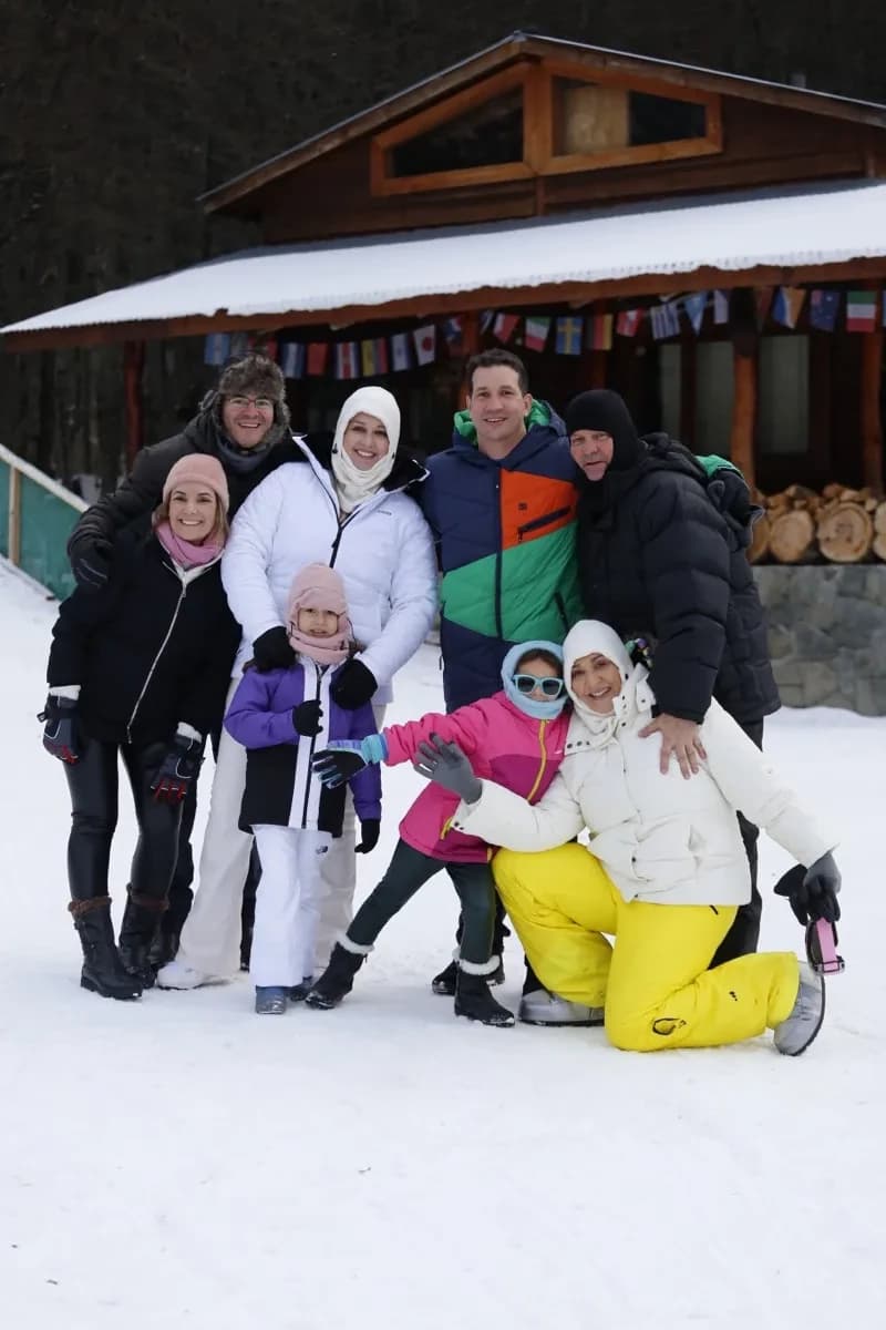 Familia con raquetas para caminar sobre la nieve frente a las montañas fueguinas