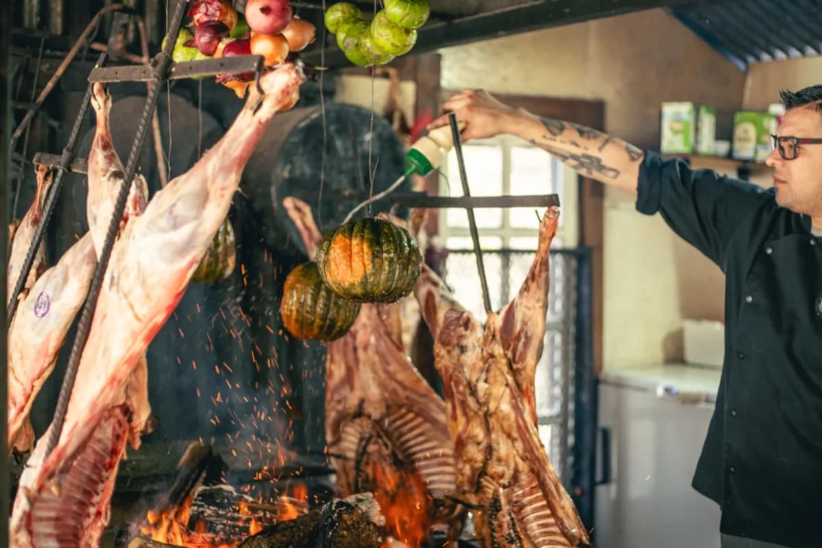 Parrilla con carnes a la brasa en La Cantina de Llanos